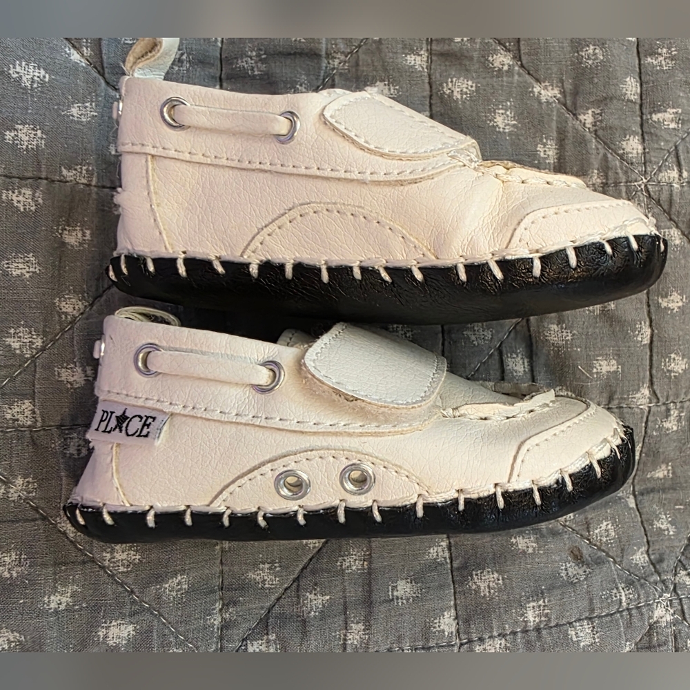 Childrens Place 6-12 month boat style shoes - Picture 2 of 4